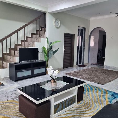 Three-Bedroom House At Tyara Homestay Sunway Petaling Jaya Exteriör bild